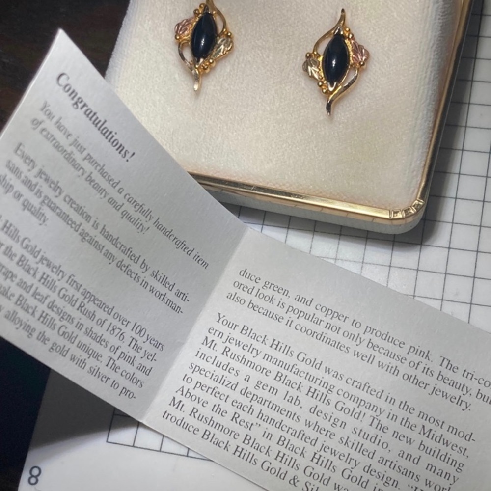NIB Rushmore Gold Co. RGC Solid 10kt & Onyx Earrings !! 2.25 Grams !! - Picture 2 of 5